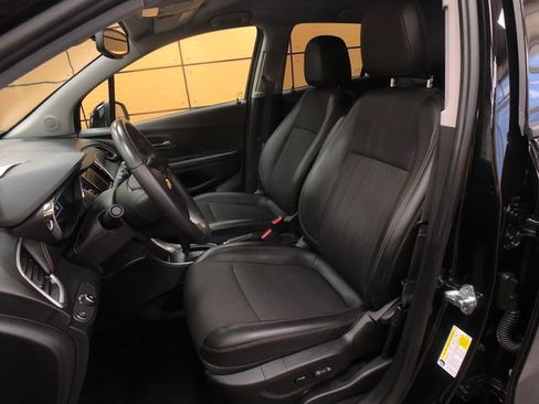 Used 2022 Chevrolet Trax LT w/ LT Convenience Package AWD/4WD image 10