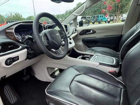 Used 2023 Chrysler Pacifica Limited FWD image 13