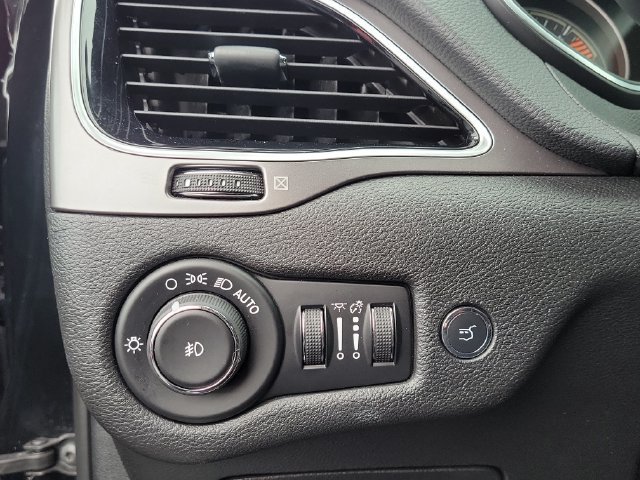 Used 2019 Jeep Cherokee Limited FWD image 12