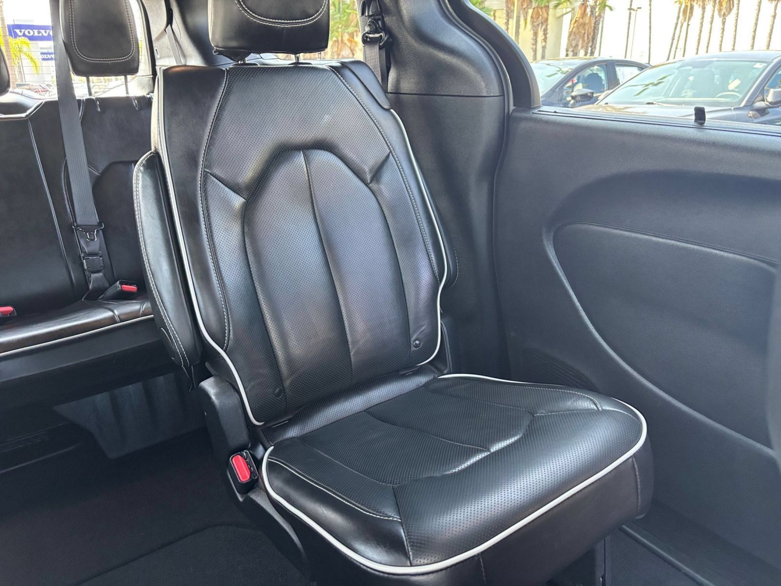 Used 2025 Chrysler Pacifica Limited FWD image 41