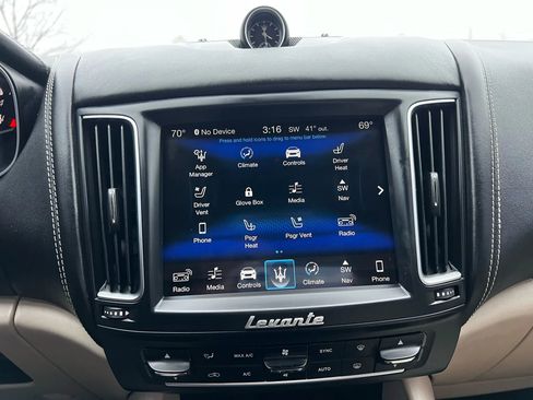 Used 2018 Maserati Levante GranLusso image 19