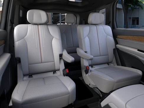 New 2026 Cadillac Vistiq Luxury w/ LPO, Floor Liner Package image 17