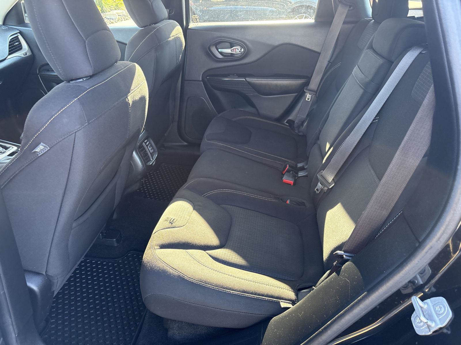 Used 2016 Jeep Cherokee Latitude FWD image 10