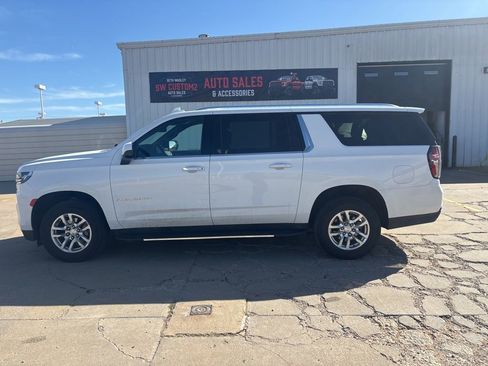Used 2024 Chevrolet Suburban LT RWD image 6