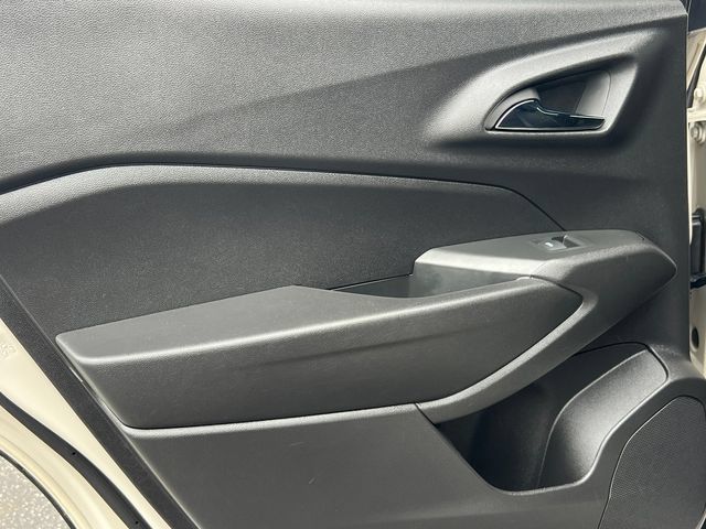 Used 2026 Chevrolet Trax RS w/ Sunroof Package FWD image 33
