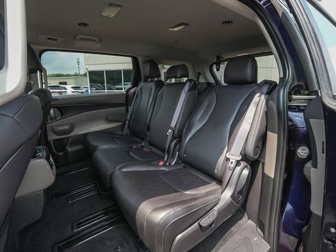 Used 2025 Kia Carnival FWD image 36