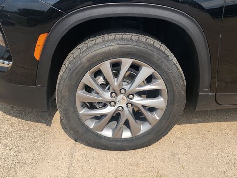 Used 2025 Buick Enclave Preferred AWD/4WD image 9