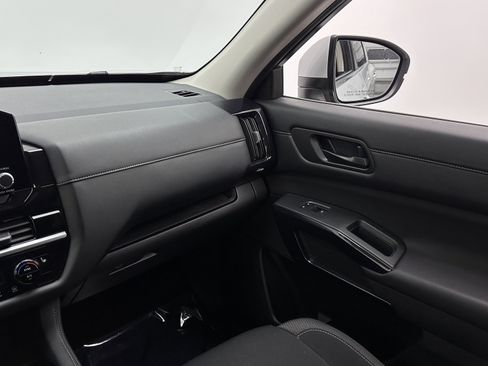 Used 2025 Nissan Pathfinder SV FWD image 28