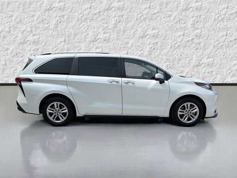 Used 2022 Toyota Sienna Limited FWD image 2