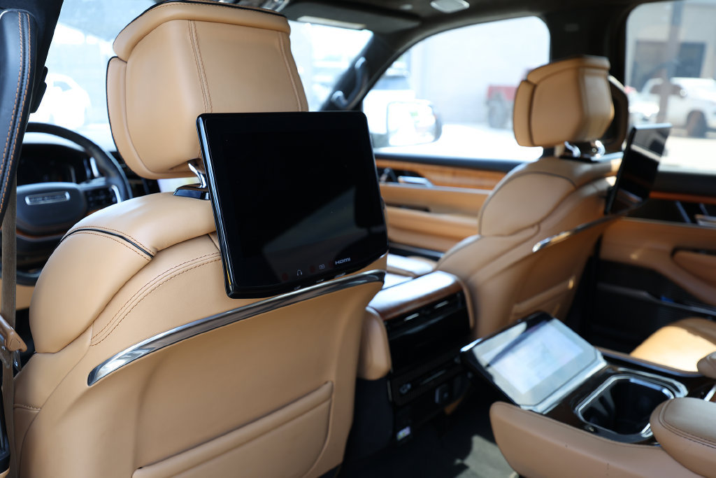 Used 2022 Jeep Grand Wagoneer Series III w/ Rear Seat Video Group 1 AWD/4WD image 15