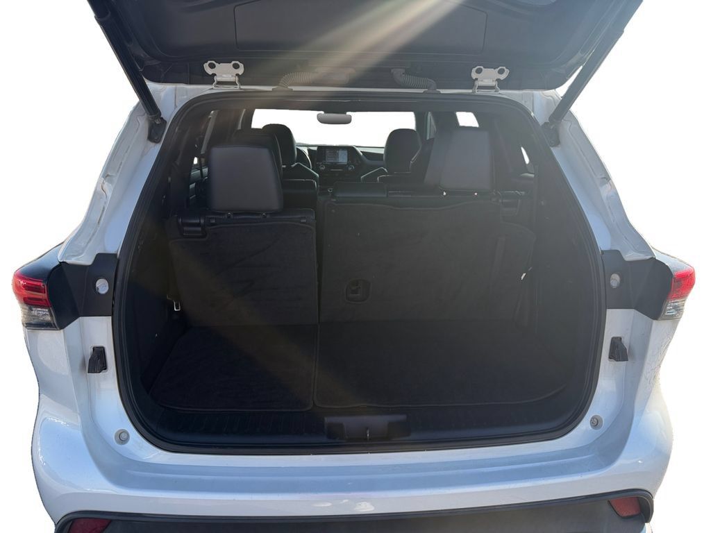 Used 2022 Toyota Highlander XSE FWD image 11