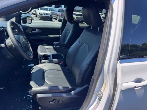 Used 2025 Chrysler Pacifica Select FWD image 20