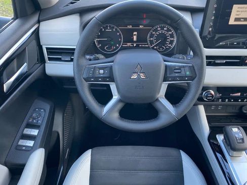 New 2025 Mitsubishi Outlander SE image 4