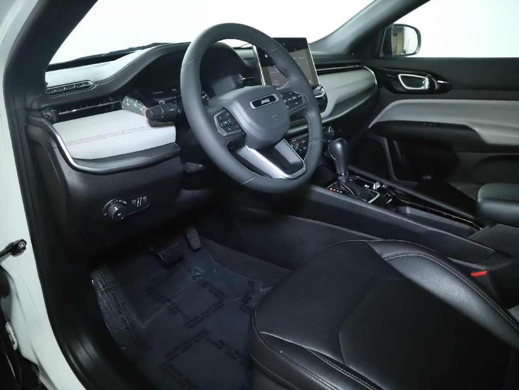 Used 2025 Jeep Compass Limited AWD/4WD image 17