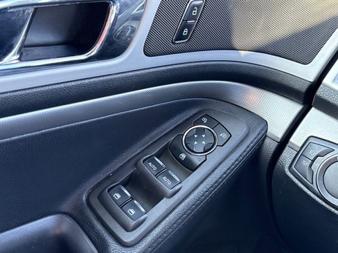 Used 2014 Ford Explorer XLT image 18