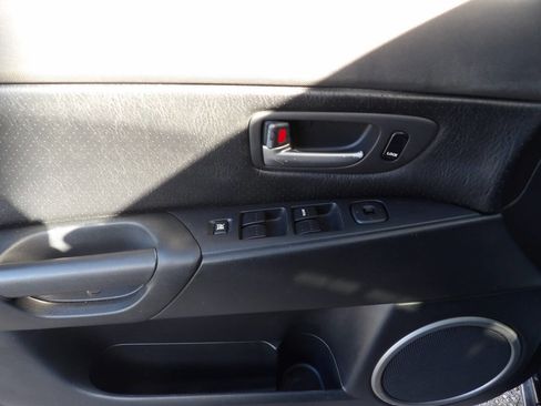Used 2004 MAZDA MAZDA3 s w/ Moonroof & 6-CD Pkg image 21