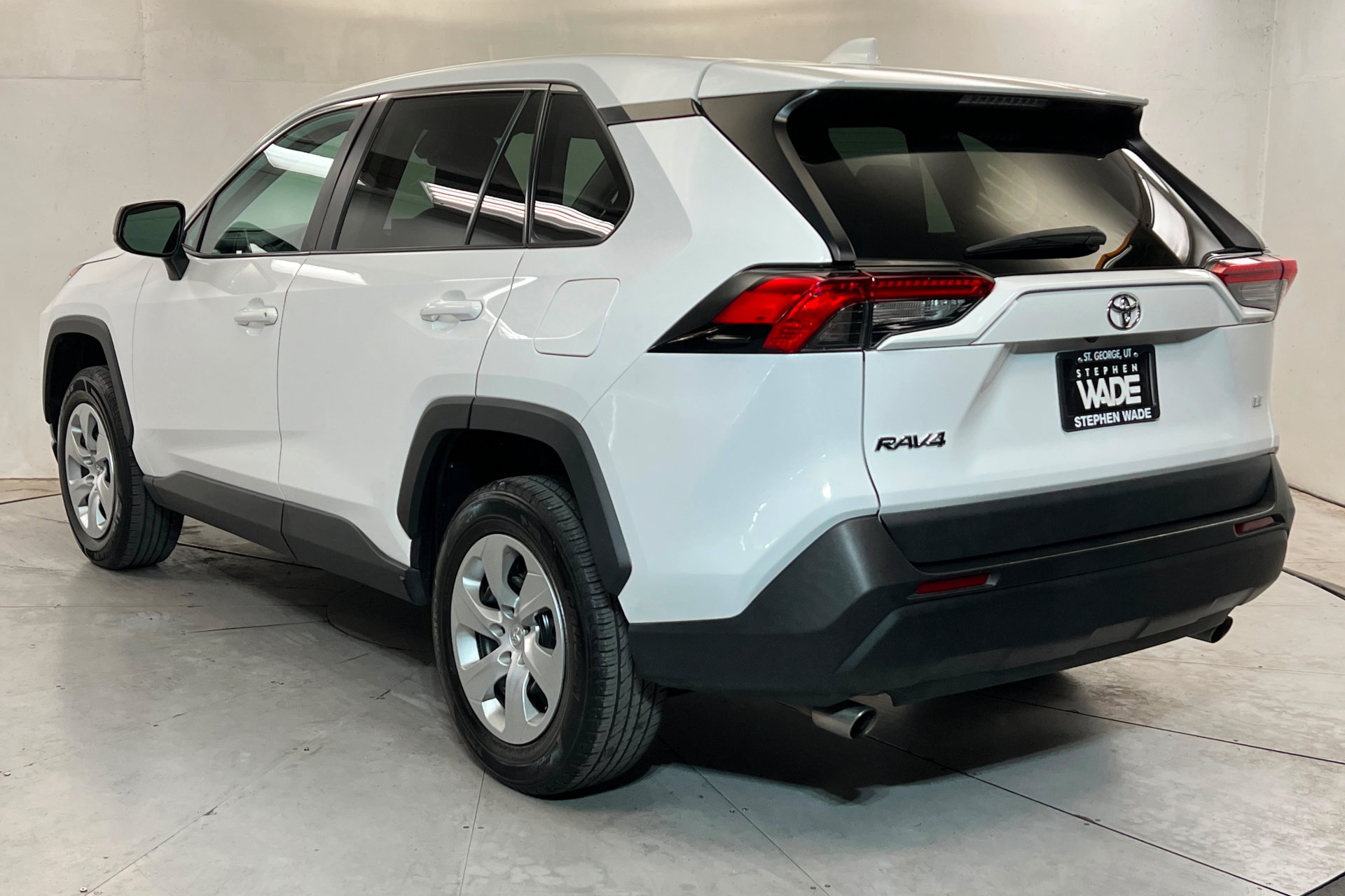 Used 2022 Toyota RAV4 LE FWD image 3