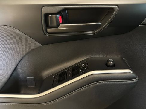 Used 2024 Toyota Highlander LE image 11