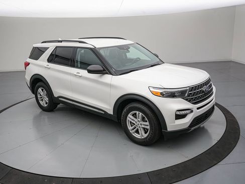 Certified 2024 Ford Explorer XLT w/ Equipment Group 202A AWD/4WD image 3