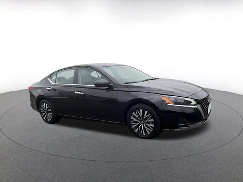 Used 2025 Nissan Altima 2.5 SV FWD image 2