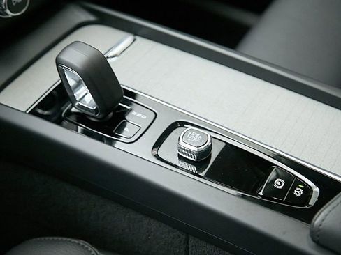 Certified 2025 Volvo XC60 B5 Plus AWD/4WD image 16