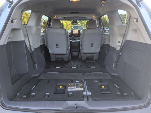 Used 2021 Toyota Sienna XLE image 42