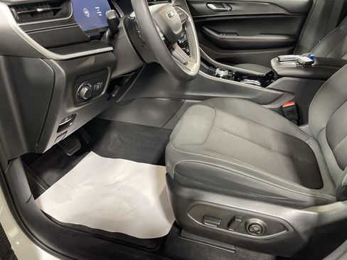 Used 2023 Jeep Grand Cherokee Laredo w/ Luxury Tech Group I image 9