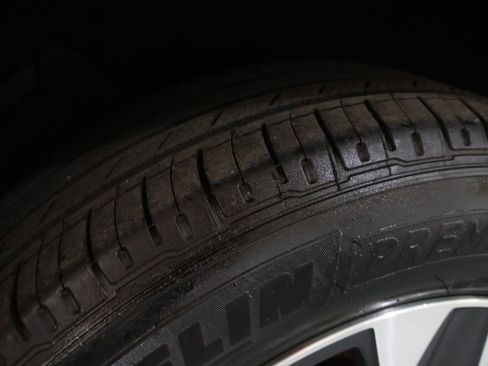 Used 2021 Toyota Highlander XLE image 32