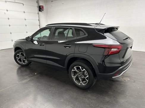 Used 2025 Chevrolet Trax LT w/ LT Convenience Package FWD image 6