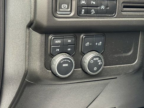 Used 2023 Chevrolet Suburban Premier image 29