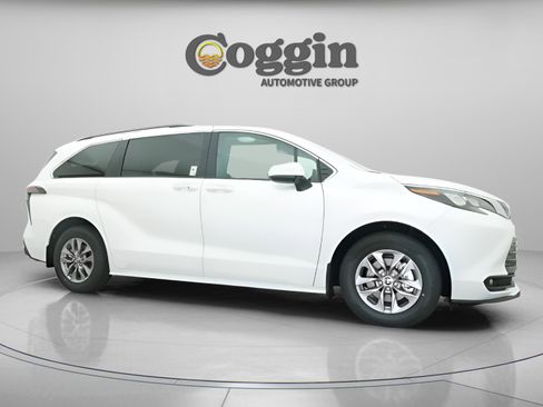 New 2026 Toyota Sienna XLE image 23