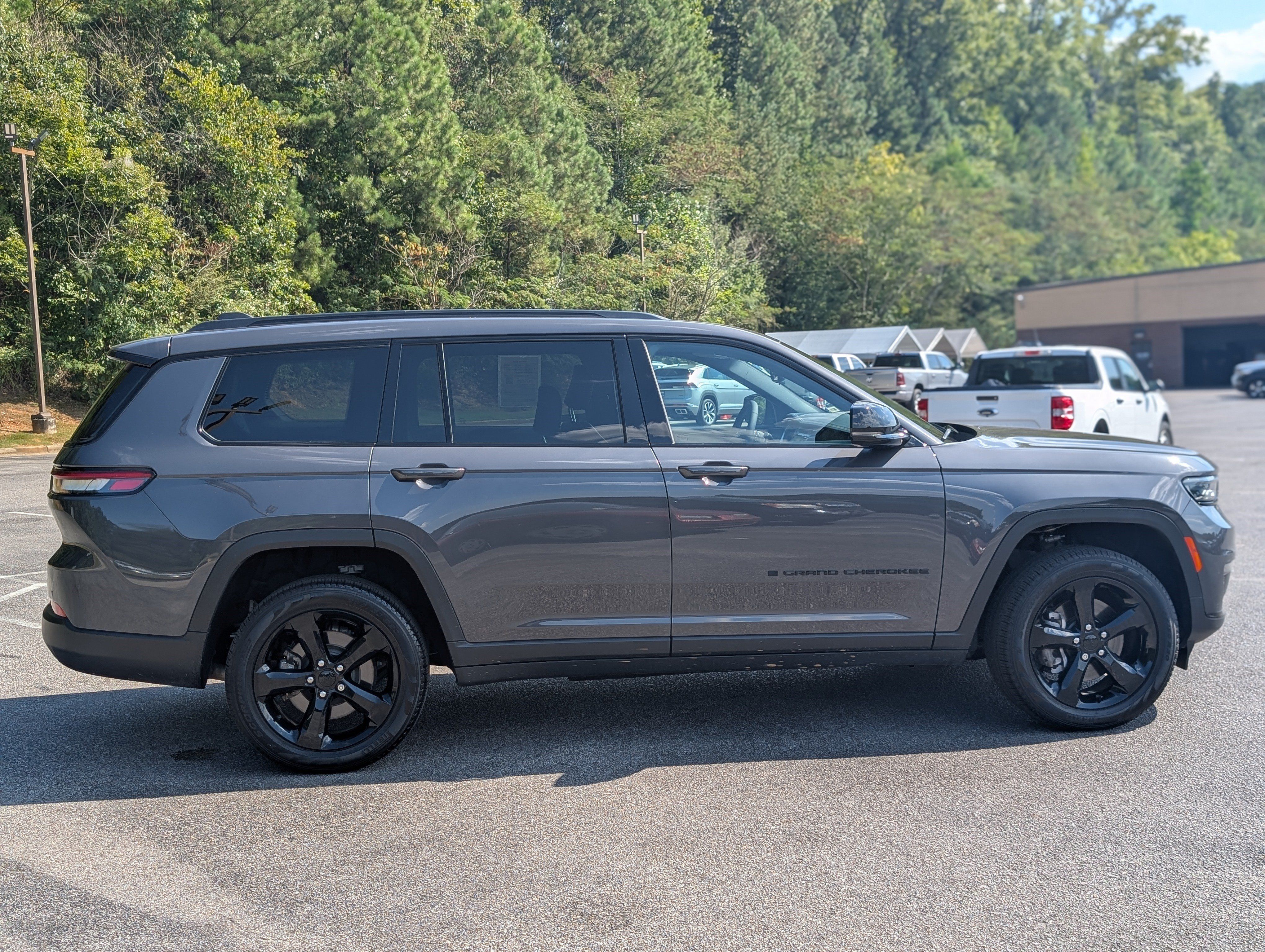 Used 2024 Jeep Grand Cherokee L Limited w/ Black Appearance Package AWD/4WD image 10