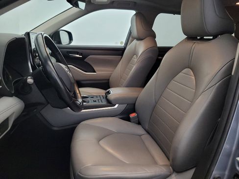 Used 2020 Toyota Highlander XLE image 17