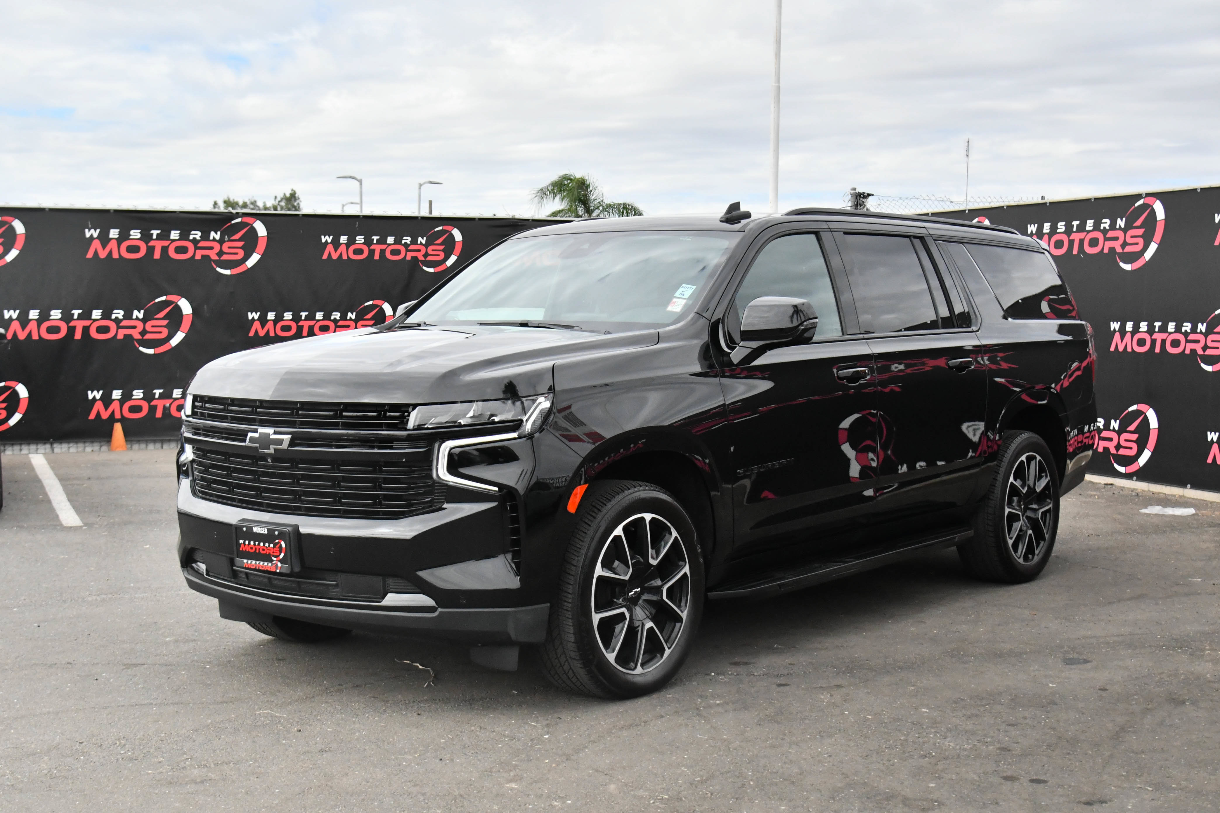 Used 2023 Chevrolet Suburban RST w/ Luxury Package AWD/4WD image 3