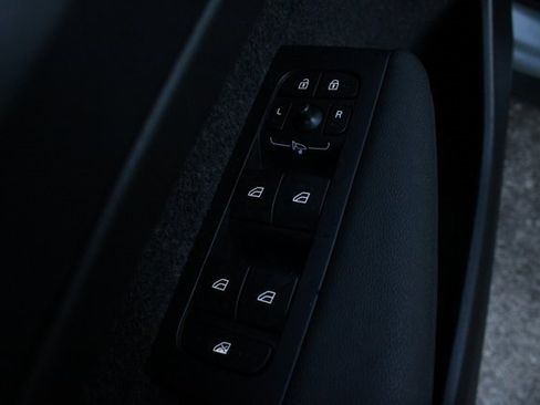 Used 2025 Volvo XC40 B5 Plus image 9