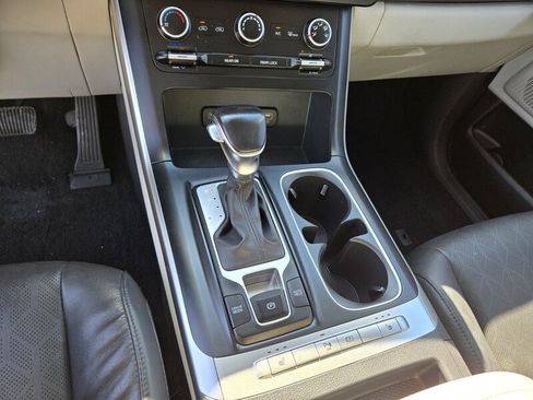 Used 2024 Kia Carnival LX FWD image 22