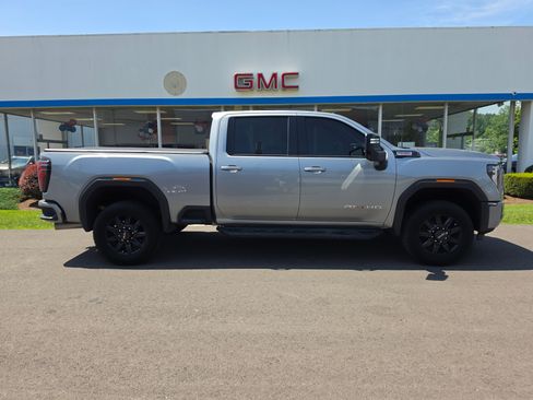 Used 2024 GMC Sierra 2500 AT4 w/ Technology Package AWD/4WD image 2