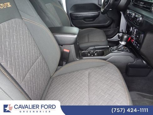 Used 2024 Jeep Gladiator Mojave w/ Technology Group AWD/4WD image 15