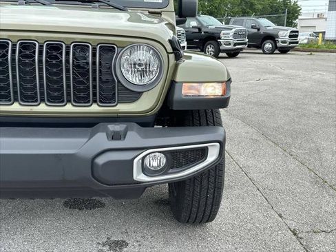 Certified 2025 Jeep Gladiator Sport w/ Premium Package AWD/4WD image 10
