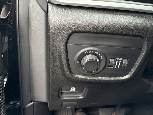 Used 2025 Jeep Grand Cherokee Laredo AWD/4WD image 22