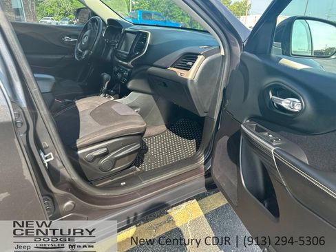 Used 2015 Jeep Cherokee Latitude w/ Cold Weather Group AWD/4WD image 12