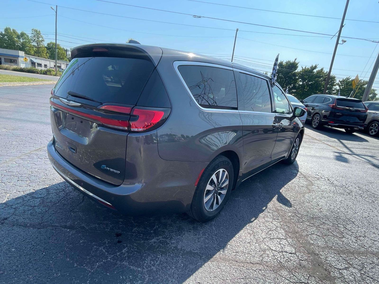 Used 2022 Chrysler Pacifica Touring-L w/ Uconnect Theater Family Group FWD image 9