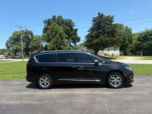 Used 2017 Chrysler Pacifica Limited w/ UConnect Theater Package FWD image 7