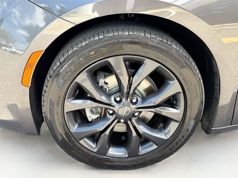 Used 2020 Chrysler Pacifica Touring-L Plus w/ S Appearance Package FWD image 34