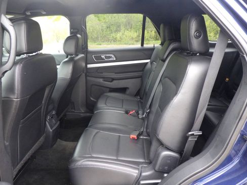 Used 2016 Ford Explorer XLT w/ Equipment Group 202A FWD image 13