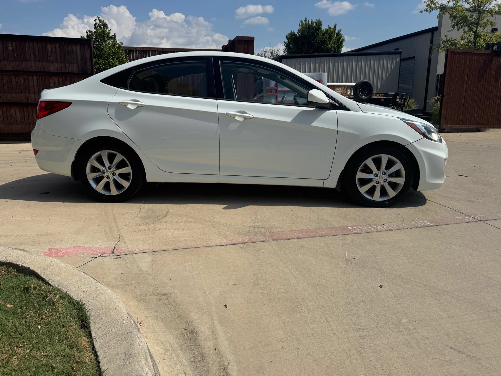 Used 2013 Hyundai Accent GLS w/ Premium Pkg FWD image 2