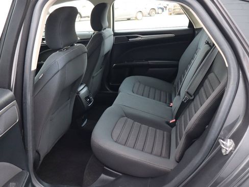 Used 2019 Ford Fusion SE FWD image 4