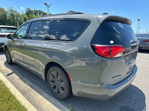Used 2020 Chrysler Pacifica Touring-L w/ S Appearance Package FWD image 5