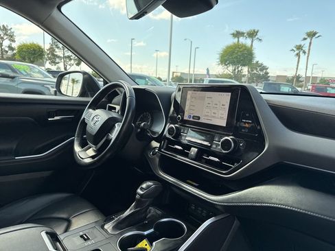 Used 2023 Toyota Highlander XLE FWD image 23