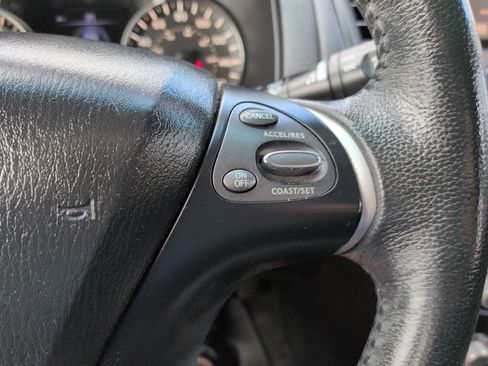 Used 2016 Nissan Pathfinder SV FWD image 24